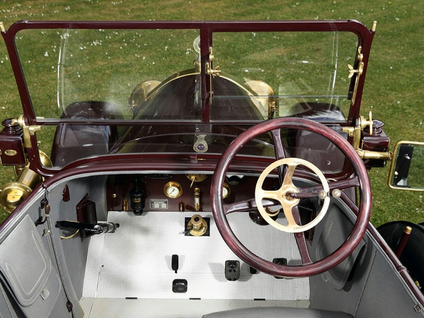 Очень редкие : 1915 Mercedes 22/50 PS Open Tourer Тип кузова: 3-door touringДвигатель: I4 5.7 L Мощность: 50 л.с. КПП: МКПП-4 Привод: задний Компоновка: переднемоторная Тип топлива: бензин