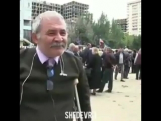Старый азербайджанец плачет,говорит хочу воевать,хочу вернуть Карабах. Азербайджан Azerbaijan Azerbaycan БАКУ BAKU BAKI Карабах