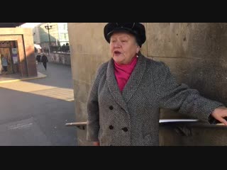 Бабушка у метро в Екатеринбурге поёт песню