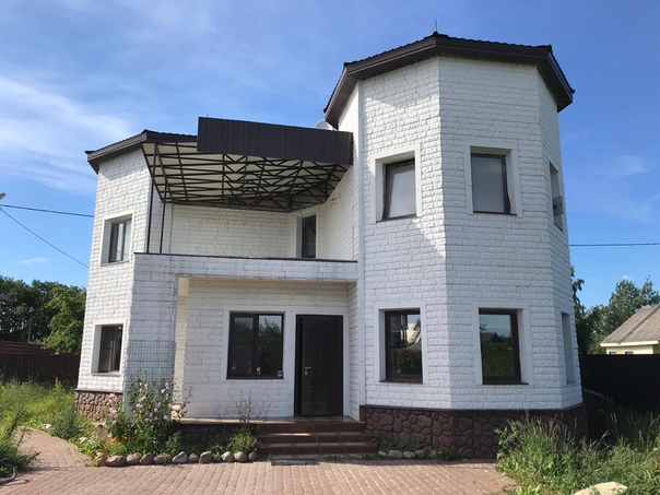 Фото: Ищем Хозяина для дома в Стрельне. <br> <br>Налетай не СКУПИСЬ ,разбирай Живопись!!! <br> <br> Ленинградская обл. , Ломоносовский р-н <br>Нижняя Колония СНТ. <br> <br> Участок 9 соток . Ровный, ухоженный. <br> <br> Уютный зимний дом в викторианском стиле 250 кв.м. <br>-Оформлен как жилой !!!ВОЗМОЖНА ПРОПИСКА!!! <br>-Большое количество окон - важнейшая деталь, завершающая лаконичность дизайна, направленного на создание пространства и света! <br>-Обратите внимание на фотографии: в доме сделан качественный евроремонт! <br>-Все удобства внутри! В ближайшее время планируется газификация! <br> <br>Стоимость 9990 тысяч рублей!!! <br> <br>По всем интересующим вопросам звоните: <br>89516772324 Алексей <br>89219135463 Юлия <br>Идеальные документы. <br> <br>P.S. Возможны и другие варианты участков и домов!!