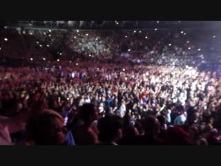 Harry singing along to hey jude at paul mccartneys show in london on december 16, 2018.