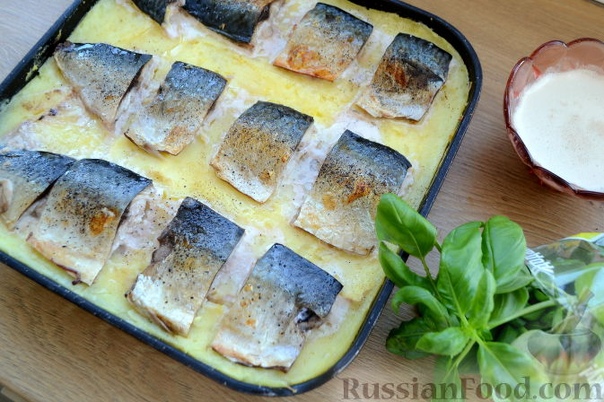 Скумбрия, запеченная с картофелем Скумбрия - 2 шт. (600 г) Картофель - 800 г Сливки 30-33% - 200 мл Апельсин - 1 шт. Лимон - 1/2 шт. Масло сливочное - 40 г Базилик зеленый - 20 г Масло оливковое