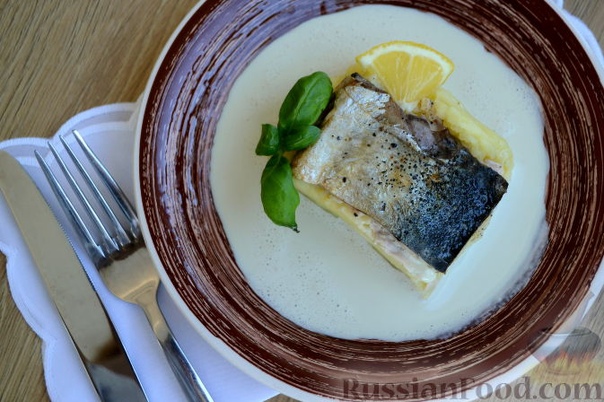 Скумбрия, запеченная с картофелем Скумбрия - 2 шт. (600 г) Картофель - 800 г Сливки 30-33% - 200 мл Апельсин - 1 шт. Лимон - 1/2 шт. Масло сливочное - 40 г Базилик зеленый - 20 г Масло оливковое