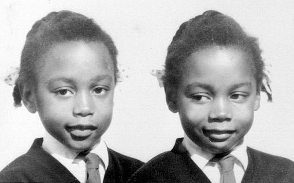 Загадка Тихих близнецов Эта странная история берет свое начало в 1963 году, когда на Барбадосе рождаются близнецы Джун и Дженнифер Гиббонс. Известный как «Безмолвные близнецы», этот жуткий дуэт