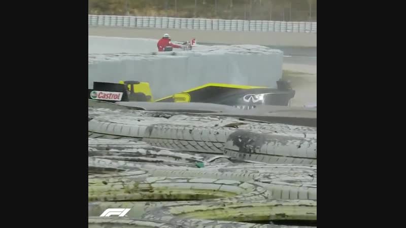 Rear wing trouble for Ricciardo
