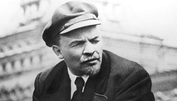 Люди всегда были и всегда будут глупенькими жертвами обмана и самообмана в политике, пока они не научатся за любыми нравственными, религиозными, политическими, социальными фразами,