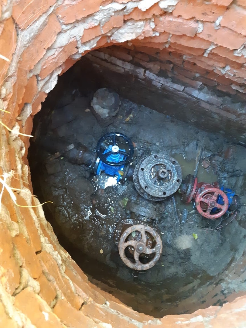 Установка задвижки в колодце - фото