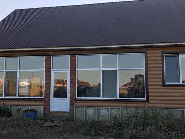 Продается дом в поселке Кр.Коммунаров, Сакмарский район. Поселок очень развит, до города 30 км. Дом отличный, строили для себя, денег не жалели. Дом очень теплый. Фундамент из плит, стены из газоблока, утеплитель - каменная вата 5см, снаружи обшит импортным металлическим сайдингом под бревно (смотрится шикарно), потолок утеплен, на крыше профлист. Окна все пластиковые, подоконники все из мрамора, на полу паркет, стены ровные (обои,фотообои), везде натяжной потолок. Дом просторный, хороший ремонт. Остается абсолютно все в доме: мебель,кухонный гарнитур, обеденный стол (целиком из мрамора), СУР, баня в доме. <br>1 собственник, документы готовы к продаже. Возможен обмен на квартиру в Оренбурге или Сакмаре. <br>Любая форма оплаты. Помощь в одобрении ипотеки.<br>По всем вопросам обращаться по телефону+79619439359 или в личное сообщение. <br>Фото очень много - фото Фото: Продается дом в поселке Кр.Коммунаров, Сакмарский район. Поселок очень развит, до города 30 км. Дом отличный, строили для себя, денег не жалели. Дом очень теплый. Фундамент из плит, стены из газоблока, утеплитель - каменная вата 5см, снаружи обшит импортным металлическим сайдингом под бревно (смотрится шикарно), потолок утеплен, на крыше профлист. Окна все пластиковые, подоконники все из мрамора, на полу паркет, стены ровные (обои,фотообои), везде натяжной потолок. Дом просторный, хороший ремонт. Остается абсолютно все в доме: мебель,кухонный гарнитур, обеденный стол (целиком из мрамора), СУР, баня в доме. <br>1 собственник, документы готовы к продаже. Возможен обмен на квартиру в Оренбурге или Сакмаре. <br>Любая форма оплаты. Помощь в одобрении ипотеки.<br>По всем вопросам обращаться по телефону+79619439359 или в личное сообщение. <br>Фото очень много