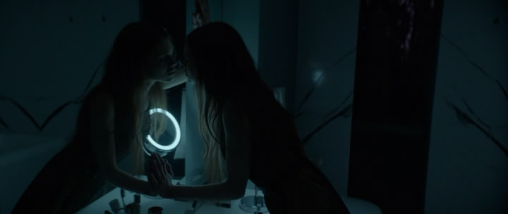 Тёмное зеркало / Look Away (2018) / Отвернись