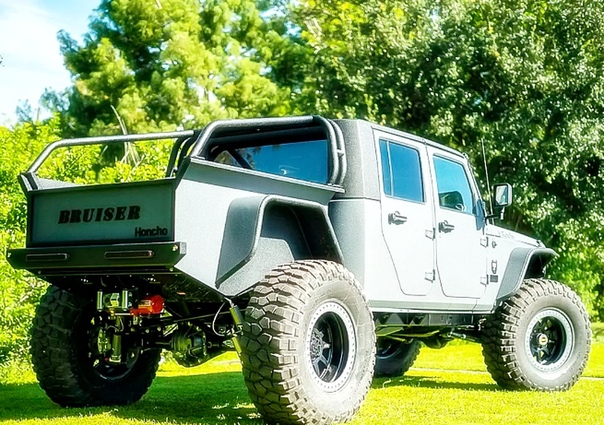 Переделка Jeep Wrangler, результат которой действительно крут Американский профессиональный внедорожник – прекрасный материал для изготовления… всего, чего душа пожелает. Например, ретротрак по