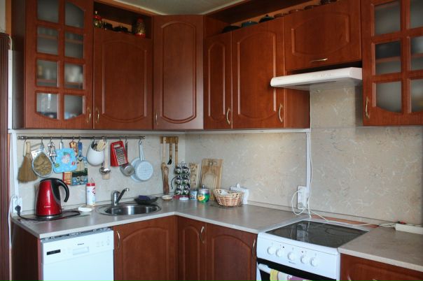 Фото: Предлагается к продаже трехкомнатная квартира общей площадью 67,4 кв.м.; комнаты: 11,5 + 13,5 + 17,8 кв.м.; кухня 8,3 кв.м., просторный холл-коридор (11,9) в экологически чистом Приморском р-не, между двумя станциями метро: м. Старая Деревня (15 мин. пешком) и м. Беговая (10 мин. пешком).<br>Здание постройки 1991 г., серия 600.11. Только что произведен капитальный ремонт фасадов.<br>С лоджии открывается вид на город, в праздничные дни виден салют; окна двух других комнат и кухни выходят в благоустроенный двор с новой детской площадкой, спортивными тренажерами и хоккейной коробкой. В соседнем дворе — школа и детский сад.<br>Развитая инфраструктура — магазины О Кей, Лента, Карусель, Пятерочка, торговые центры Гулливер, Меркурий; парки — ЦПКиО, 300-летия; Питерлэнд, пешеходный мост к Зенит-арене. Недалеко выезд из города и заезд на ЗСД.<br>В квартире сделан косметический ремонт (кроме одной комнаты), стеклопакеты, застекленная утепленная лоджия, в ванной и туалете кафель, на полу ламинат и линолеум. Заменены все трубы (кроме общего стояка). Встроенная кухня, шкаф-купе, диван по договоренности могут остаться покупателю.<br>В собственности больше трех лет. Возможна ипотека.<br><br>Стоимость 7 500 000 р.<br><br>#продажа #3комнатная #квартира #Питер #недвижимость #недвижимостьвпитере #купитьквартиру #продатьквартиру #неагентство #proдвигатель_недвижимости #solgrad   #профессионально #качественно #надежно