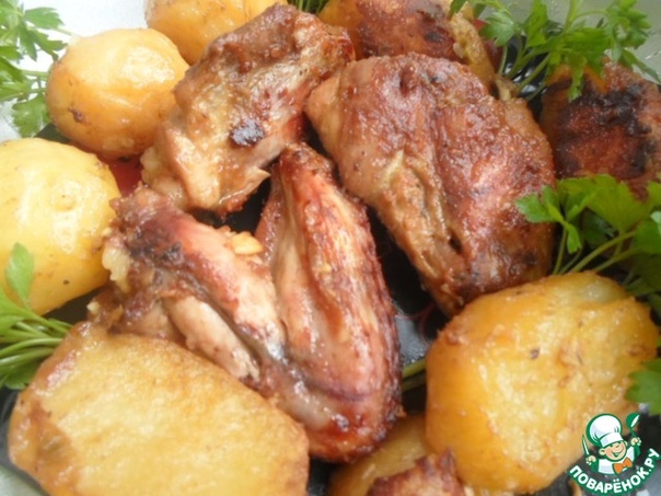 Курица с картофелем, запеченная в соусе