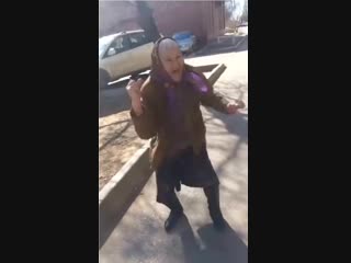 Бабушка, сядешь на шпагат за сотку?