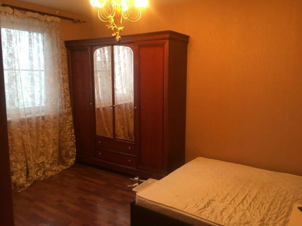 Фото: Сдам изолированную комнату с новой широкой кроватью и шкафом с зеркалом в трехкомнатной квартире (м. Марьино) одной девушке или одному парню, мужчине, либо двум девушкам.<br>Сдам на длительный срок.<br><br>От метро 5 остановок до дома на автобусе. Ходят часто. На машине 3 минуты езды.<br><br>В квартире просторно, есть все!<br>Ванна и туалет отделены.<br><br>Вашими соседями буду я , ещё один тихий молодой человек и девушка. Все граждане РФ. Все без вредных привычек.<br><br>Обязательным условием является соблюдение тишины, чистоты, уборка квартиры по графику, относимся с уважением ко сну, гости не часто посещают.<br>Строго без животных, семейным парам не сдаём и двух мужчин не рассматриваем.<br><br>16000+коммунальные услуги(примерно 1100) , депозит за 1 месяц.<br><br>Подъезд чистый, без запахов.<br>Двор большой, отлично подходит для прогулки.<br>В квартире светло, солнечно, тепло и тихо.<br>Окна выходят в тихий двор.<br>Прекрасный воздух, отличная экология.<br><br>Дорога от метро светлая, безопасная. 10 этаж 18 этажного дома.<br>Пишите в лс:<br><br>