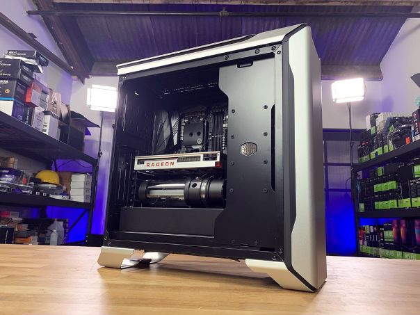 JayzTwoCents начал свою сборку в новеньком MasterCase SL600M, но ему нужна ваша помощь! Как бы вы собрали этот ПК, чтобы сделать его просто супер 