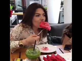 Молодая красивая азербайджанка вкусно кушает арбуз. Азербайджан Azerbaijan Azerbaycan БАКУ BAKU BAKI Карабах 2018 HD Армения HD