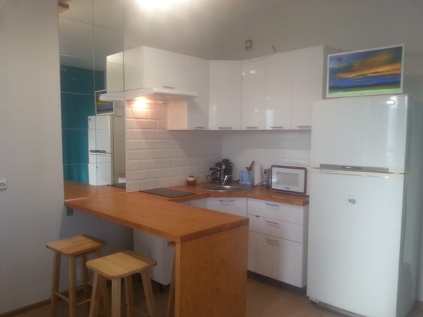 Фото: Продаю студию в ЖК Чистое Небо, Комендантский 69. Этаж22/25. 26,43 кв.м. 3500 т/р. <br>Стильная светлая студия, правильной квадратной формы СО ВСЕЙ МЕБЕЛЬЮ И ТЕХНИКОЙ. Зонирование выполнено с помощью перегородки из массива со встроенным освещением. В тон к ней, и тоже из массива, сделаны столешница, стол и потолочный светильник в кухонной зоне. Установлен качественный смеситель и техника. Установлена электронная система защиты от протечек в кухне и ванной. <br>В прихожей зеркальные двери-купе с наполнением. <br>Большая лоджия (5,46 кв.м). На лоджии сделана дополнительная стяжка и уложен керамогранит, проведено освещение. Шикарные закаты Вам обеспечены! Рассмотрим любые формы оплаты. Объективный торг при осмотре. 89650979755.