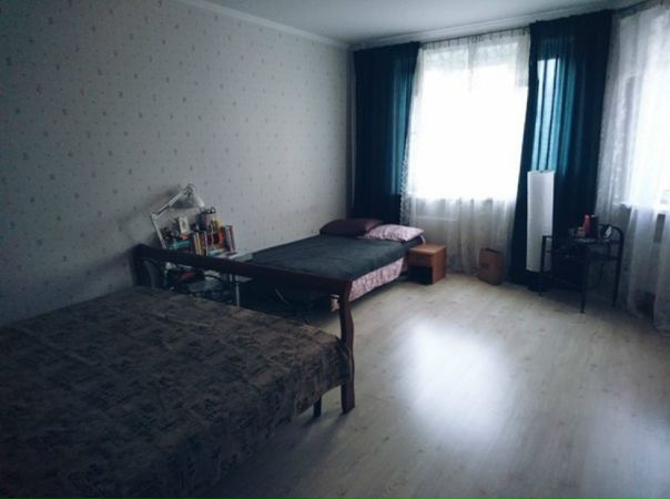 На длительный срок сдаётся комната в 2-комн.квартире одному человеку либо паре/двум девушкам. <br>Без комиссий, депозитов и залогов - 25 000 руб. в месяц плюс ку.<br>Очень удобное расположение - в пешей доступности станции метро Чертановская, Севастопольская, Каховская (5-10 минут). Рядом магазины, тц, парки для прогулок/спорта. <br>Квартира большая, чистая, уютная. Ремонт хороший, есть вся необходимая техника и мебель, Wi-Fi. В комнате большая кровать, шкаф, стол, журнальный столик, телевизор, тумбочка. Два окна, площадь очень большая, при желании можно поставить доп.спальное место. Есть кладовка для хранения обуви и верхней одежды. <br>Хозяева адекватные, не беспокоят.<br><br>Заселение возможно с 1 февраля. Рассматриваем только работающих, чистоплотных, некурящих людей (без детей)!!! <br>По всем вопросам пишите в личные сообщения.<br><br> Иванов - фото Фото: На длительный срок сдаётся комната в 2-комн.квартире одному человеку либо паре/двум девушкам. <br>Без комиссий, депозитов и залогов - 25 000 руб. в месяц плюс ку.<br>Очень удобное расположение - в пешей доступности станции метро Чертановская, Севастопольская, Каховская (5-10 минут). Рядом магазины, тц, парки для прогулок/спорта. <br>Квартира большая, чистая, уютная. Ремонт хороший, есть вся необходимая техника и мебель, Wi-Fi. В комнате большая кровать, шкаф, стол, журнальный столик, телевизор, тумбочка. Два окна, площадь очень большая, при желании можно поставить доп.спальное место. Есть кладовка для хранения обуви и верхней одежды. <br>Хозяева адекватные, не беспокоят.<br><br>Заселение возможно с 1 февраля. Рассматриваем только работающих, чистоплотных, некурящих людей (без детей)!!! <br>По всем вопросам пишите в личные сообщения.<br><br> Иванов