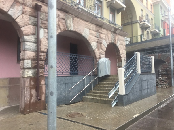 Московская область, Химки, ул. Германа Титова, 14к1. <br>Сдается в аренду без ремонта помещение свободного назначения (53,2 кв. м). От Москвы 4 км. Помещение находится на 1-м этаже жилого дома, вход с улицы, автомобильный трафик и пеший, очень проходимое место. Есть возможность установить вывеску. В шаговой доступности автобусные остановки ж/д станции Химки и м. Речной Вокзал. На автомобиле можно добраться по Ленинградскому шоссе. Назначение: выпечка, салон красоты, бытовые услуги, ателье одежды, кондитерская, цветы, фрукты, офис, аптека, магазин, стоматология, зоомагазин и.т.д. Коммуникации: канализация, свет, вода. Даем каникулы. Звоните уважаемые клиенты, оперативный показ. <br> 60000р/месяц 8(917)555-71-43 Роман - фото Фото: Московская область, Химки, ул. Германа Титова, 14к1. <br>Сдается в аренду без ремонта помещение свободного назначения (53,2 кв. м). От Москвы 4 км. Помещение находится на 1-м этаже жилого дома, вход с улицы, автомобильный трафик и пеший, очень проходимое место. Есть возможность установить вывеску. В шаговой доступности автобусные остановки ж/д станции Химки и м. Речной Вокзал. На автомобиле можно добраться по Ленинградскому шоссе. Назначение: выпечка, салон красоты, бытовые услуги, ателье одежды, кондитерская, цветы, фрукты, офис, аптека, магазин, стоматология, зоомагазин и.т.д. Коммуникации: канализация, свет, вода. Даем каникулы. Звоните уважаемые клиенты, оперативный показ. <br> 60000р/месяц 8(917)555-71-43 Роман
