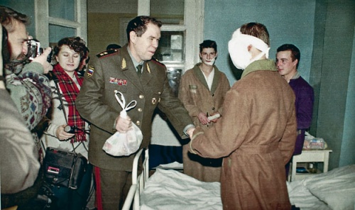 Лев Рохлин навещает раненого солдата в госпитале