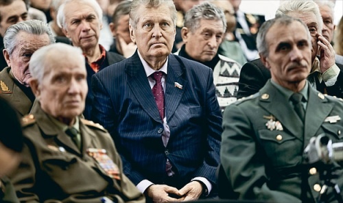 Бывший командующий ВДВ СССР генерал-полковник Владислав Ачалов (в центре)
