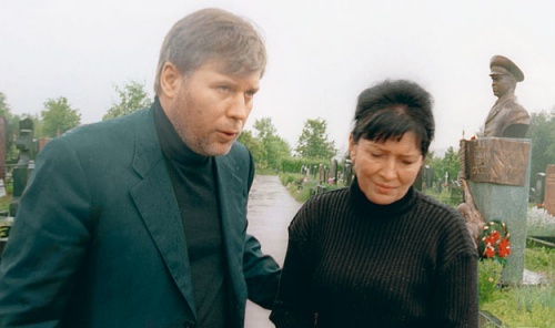 Вдова генерала Тамара Рохлина и адвокат Анатолий Кучерена на могиле Льва Рохлина на Троекуровском кладбище