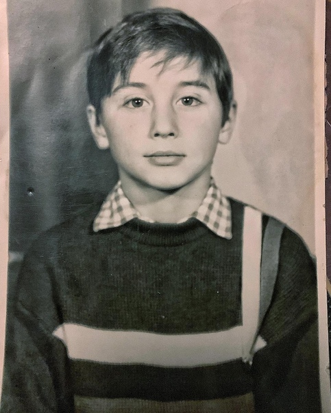  Известный певец Дима Билан показал архивное школьное фото.