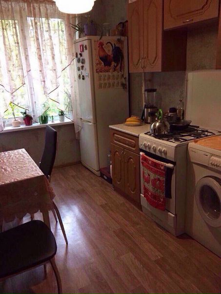 Фото: Срочно!!!<br>Добрый день! Сдаётся комната. Ищу соседку в 2-х комнатную квартиру!<br>От 25 лет, чистоплотную, платежеспособную! <br>М. Фонвизинская в минуте ходьбы от дома!! <br>М.Тимирязевская в 5-7 минутах!<br>Недавно был косметический ремонт, бабушкиной мебели нет!<br>С/у совместный!<br>17500 +коммуналка<br> Grebenshchikova