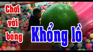 bé chơi cầu trượt, bé chơi nhà bóng, ngày tết bé được đi chơi ở khu vui chơi bigc hạ long