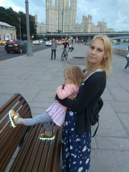 Здравствуйте! Я планирую снимать комнату недалеко от м. Проспект Вернадского/Мичуринский проспект. Проживать собираюсь с дочкой, 4-х лет. Бюджет очень ограниченный (до 18 тыс, крайний случай - 20 тыс. р./мес.). Очень хочу найти соседку для аренды двухкомнатной квартиры или комнату в квартире с приятными соседями. Я человек творческий, люблю музыку, рисовать, готовить, работаю вне дома (8ми часовой рабочий день). Надеюсь, я найду здесь подходящий вариант!<br> Константинова - фото Фото: Здравствуйте! Я планирую снимать комнату недалеко от м. Проспект Вернадского/Мичуринский проспект. Проживать собираюсь с дочкой, 4-х лет. Бюджет очень ограниченный (до 18 тыс, крайний случай - 20 тыс. р./мес.). Очень хочу найти соседку для аренды двухкомнатной квартиры или комнату в квартире с приятными соседями. Я человек творческий, люблю музыку, рисовать, готовить, работаю вне дома (8ми часовой рабочий день). Надеюсь, я найду здесь подходящий вариант!<br> Константинова