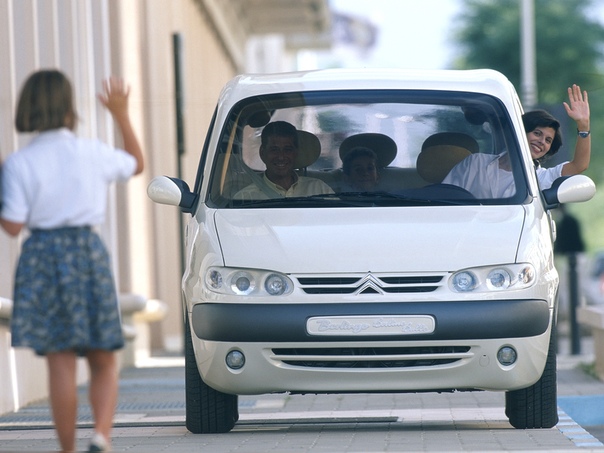 Вехи истории : 1996 Citroen Berlingo Bulle (Heuliez) Citroën представил три концепт-кар версии нового Berlingo в парижском салоне 1996 года.Основанный на Citroen Berlingo, Bulle (Bubble) был