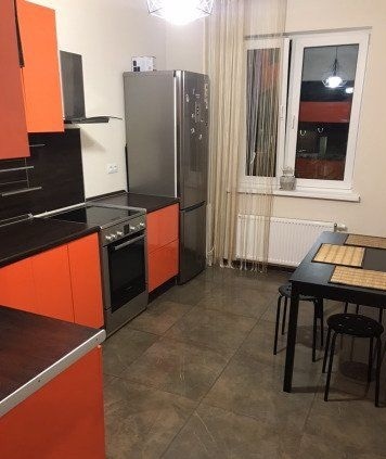 Фото: Москва, студенческая улица, 20к1 <br>м.Студенческая - 500 м <br>Сдам светлую 1-к квартиру в тихом районе. В квартире есть вся мебель и техника, необходимая для комфортной жизни. Кровать, шкаф, стол, кабельное TV, все новое, есть балкон. На кухне есть плита, холодильник, свч, стиралка. Соседи вежливые, рядом супермаркеты и место под парковку, детский садик, торговый комплекс. Квартира сдается на длительный срок, аккуратным людям. Стоят счетчики. <br>Цена 27000т.р <br>+7(925)270-82-24 Роберт