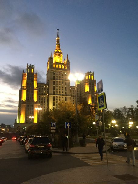 Фото: Баррикадная 18 500<br>Место для девушки в самом центре Москвы<br>Без комиссии <br>Без залога <br>В 3-х местной комнате<br>В 3-х комнатной квартире<br>К услугам жителей:<br>- Общая зона для отдыха <br>- Утюг/гладильная доска<br>- Постельное белье и полотенце<br>- WI-FI <br>- Кофеварка<br>- Духовка<br>- Фен <br>- Стиральная машина<br>- Домашний кинотеатр (проектор/TV)<br>- Парковка (доп услуга)<br><br>+7 (962) 963-78-78