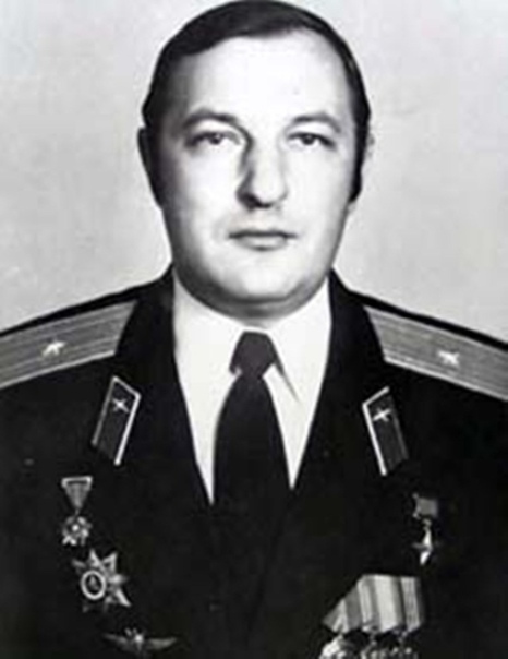 Василий Васильевич Щербаков, майор, командир вертолетной эскадрильи в составе Ограниченного контингента советских войск в Афганистане. Белорус, родился в Витебской обоасти. С 1979 года совершал