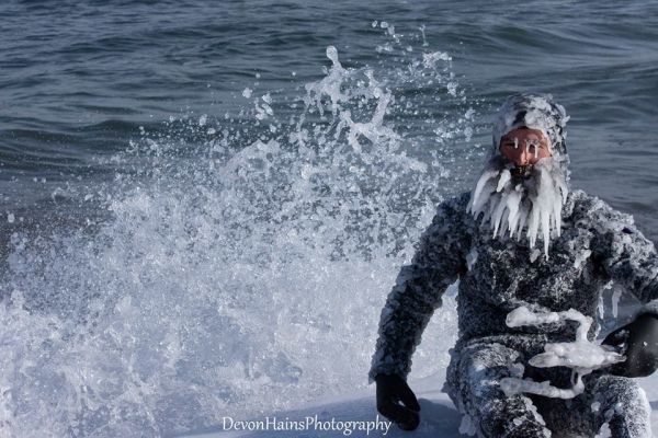 Что будет, если покорять волны в сильный мороз Двое парней из штата Мичиган, Дэн и Аллен, взяли под мышки доски и отправились покорять волны на озере Верхнее, расположенное на границе с Канадой.