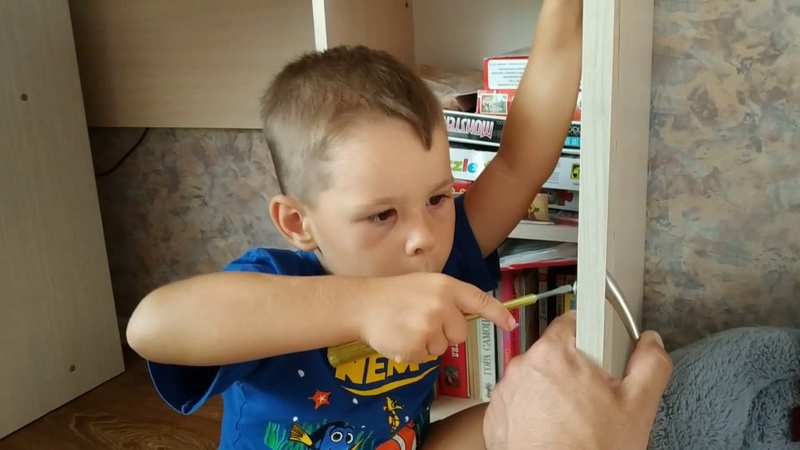 Женя меняет ручку стола