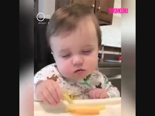 Малыш засыпает во время еды