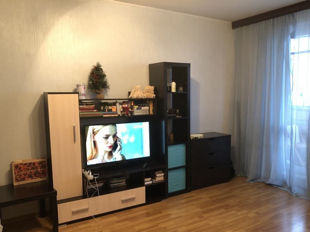 Сдаю 1-ком. квартиру в Ленинской районе по адресу: Сибирская, 18 ( Разгуляй). <br>Описание: Квартира в хорошем состоянии. Находится на 2 этаже. Есть выход на балкон. Совмещенный сан.узел. Стоит кухонный гарнитур со встроенной плитой и духовкой, 2 спальных места, шкаф стенка-стенка, телевизор, комод с ящиками, журнальный столик, стол-парта, кондиционер. Если пользуетесь интернетом, то он оплачивается поверх аренды. Ищу ответственных, платежеспособных, ценящих чужое имущество и труд людей. Только граждане РФ. <br>Цена: 11000. <br>Звоните на номер 89223006281. - фото Фото: Сдаю 1-ком. квартиру в Ленинской районе по адресу: Сибирская, 18 ( Разгуляй). <br>Описание: Квартира в хорошем состоянии. Находится на 2 этаже. Есть выход на балкон. Совмещенный сан.узел. Стоит кухонный гарнитур со встроенной плитой и духовкой, 2 спальных места, шкаф стенка-стенка, телевизор, комод с ящиками, журнальный столик, стол-парта, кондиционер. Если пользуетесь интернетом, то он оплачивается поверх аренды. Ищу ответственных, платежеспособных, ценящих чужое имущество и труд людей. Только граждане РФ. <br>Цена: 11000. <br>Звоните на номер 89223006281.
