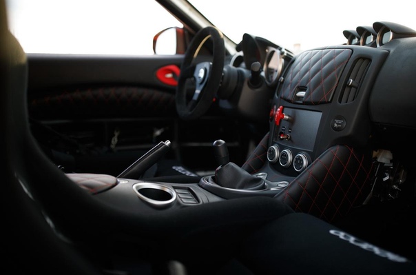 Nissan 370Z сменил атмосферник на битурбо «шестерку» с «механикой». На тюнинг-шоу SEMA в Лас-Вегасе дебютировал «заряженный» вариант спорткупе Nissan 370Z – Project Clubsport 23. Он оснащен