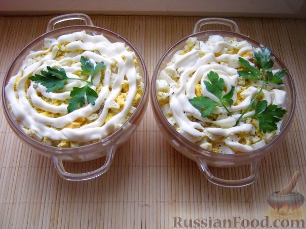 Простой мясной салат Куриная грудка или свинина - 300 г Яйца куриные - 2 шт. Помидоры - 400 г Картофель - 400 г Перец - 1/4 ч. ложки (по вкусу) Соль - по вкусу Майонез - 120-150 г (по вкусу)