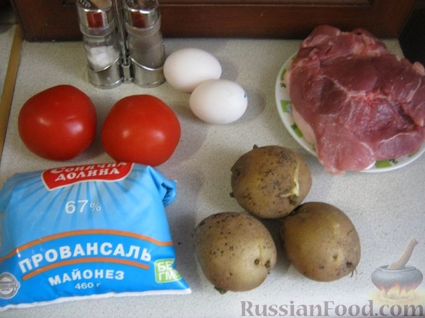Простой мясной салат Куриная грудка или свинина - 300 г Яйца куриные - 2 шт. Помидоры - 400 г Картофель - 400 г Перец - 1/4 ч. ложки (по вкусу) Соль - по вкусу Майонез - 120-150 г (по вкусу)