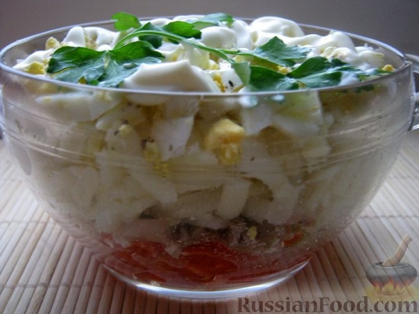 Простой мясной салат Куриная грудка или свинина - 300 г Яйца куриные - 2 шт. Помидоры - 400 г Картофель - 400 г Перец - 1/4 ч. ложки (по вкусу) Соль - по вкусу Майонез - 120-150 г (по вкусу)