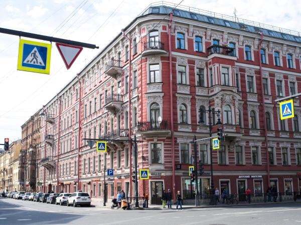 БЕЗ ЗАЛОГА. Аренда апартаментов на улице Восстания, 40 (метро Чернышевская-3 мин.пешком) от собственника, без посредников и без комиссионных .<br>Рядом с Московским вокзалом, Невским проспектом, Михайловским замком, Летним садом, да и всеми другими достопримечательностями города. Торговые развлекательные центры, банкоматы, рестораны и кафе в шаговой доступности от дома.<br>Добро пожаловать в благоустроенную двухкомнатную квартиру 66 м.кв. (комнаты - 21 м.кв. и 19 м.кв.) с оборудованной кухней- 10 м.кв.<br>Мебель, Wi-fi, компьютер, цифровое телевидение, стиральная машина, утюг и гладильная доска, фен, микроволновка; вся посуда, всегда чистое белье и полотенца.<br>Потолки - 4 метра.<br>6 СПАЛЬНЫХ МЕСТ. Подъезд охраняется видеокамерами. ПАРКОВКА в закрытом дворе.<br>Встречу в квартире лично (возможен трансфер) , передам ключи от квартиры и пароль от wi-fi. ТЕЛЕФОН +79112665050 <br>Цена от 2500 в сутки в зависимости от количества проживающих и срока. - фото Фото: БЕЗ ЗАЛОГА. Аренда апартаментов на улице Восстания, 40 (метро Чернышевская-3 мин.пешком) от собственника, без посредников и без комиссионных .<br>Рядом с Московским вокзалом, Невским проспектом, Михайловским замком, Летним садом, да и всеми другими достопримечательностями города. Торговые развлекательные центры, банкоматы, рестораны и кафе в шаговой доступности от дома.<br>Добро пожаловать в благоустроенную двухкомнатную квартиру 66 м.кв. (комнаты - 21 м.кв. и 19 м.кв.) с оборудованной кухней- 10 м.кв.<br>Мебель, Wi-fi, компьютер, цифровое телевидение, стиральная машина, утюг и гладильная доска, фен, микроволновка; вся посуда, всегда чистое белье и полотенца.<br>Потолки - 4 метра.<br>6 СПАЛЬНЫХ МЕСТ. Подъезд охраняется видеокамерами. ПАРКОВКА в закрытом дворе.<br>Встречу в квартире лично (возможен трансфер) , передам ключи от квартиры и пароль от wi-fi. ТЕЛЕФОН +79112665050 <br>Цена от 2500 в сутки в зависимости от количества проживающих и срока.