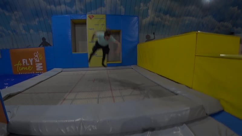 ТРЮКИ НА БАТУТАХ PARKOUR