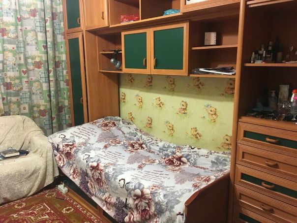 Фото: Сдаётся уютная комната в двухкомнатной квартире для одной или двух девушек. 5-7 минут на автобусе до метро Каширская. В пешей доступности станция Москворечье. В соседней комнате живет спокойная девушка. <br>Оплата 20 000 в месяц (с коммунальными платежами и интернетом)+79250910359 Алексей, подробности по телефону или в WhatsApp.<br> Постоенко