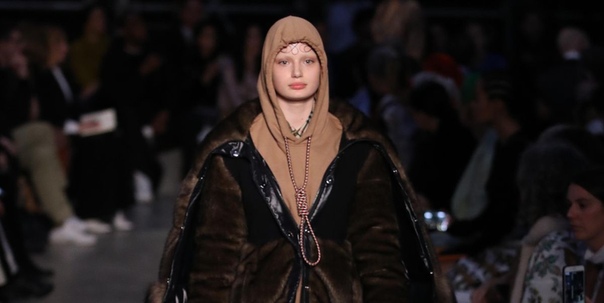 Модный дом Burberry извинился за толстовку с петлей на шее Британский модный дом Burberry был вынужден извиниться после того как представил на показе в Лондоне худи (толстовку с капюшоном),