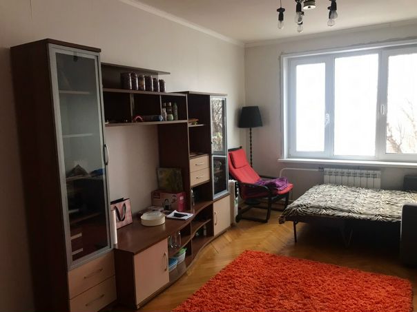 Сдается большая комната в двушке. <br>20 000 руб +КУ<br>Без депозита.<br>10 минут на автобусе от Метро Тропарево, 15 минут от Тёплого Стана. Транспорт ходит часто.<br>6 этаж, дома очень тепло. <br>Ищу девочку соседку. Не курящую, спокойную и чистоплотную. <br>Прошлая Соседка купила квартиру и съезжает. <br>Заселение 25 января.<br>Коммунальные платежки по счётчикам, в среднем получалось 1500 за человека +225 рублей за интернет.<br><br> - фото Фото: Сдается большая комната в двушке. <br>20 000 руб +КУ<br>Без депозита.<br>10 минут на автобусе от Метро Тропарево, 15 минут от Тёплого Стана. Транспорт ходит часто.<br>6 этаж, дома очень тепло. <br>Ищу девочку соседку. Не курящую, спокойную и чистоплотную. <br>Прошлая Соседка купила квартиру и съезжает. <br>Заселение 25 января.<br>Коммунальные платежки по счётчикам, в среднем получалось 1500 за человека +225 рублей за интернет.<br><br>