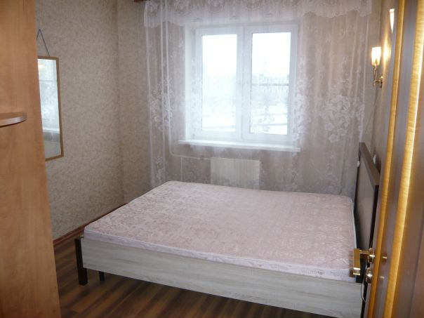 Сдаётся комната в 3-х к. кв. для ОДНОГО человека, на длительный срок. Цена 12000 руб. + 1000 руб. (коммуналка, интернет и общие хознужды) + залог за 1 месяц, без комиссии. <br>Комната изолированная 11 кв. м., двуспальная кровать, шкаф, тумбочки, зеркало, пластиковые окна. <br>Евроремонт, 4-й этаж, лифт, 2 железные двери. Кухня с балконом, холодильник, телевизор, микроволновка, комбайн, гарнитур. Хорошая сантехника, стиралка, пылесос. Зимой тепло. Рядом Перекрёсток, Дикси. <br>Соседи. В каждой комнате живёт по 1 человеку - мужчины 30 лет. В квартире сухой закон и запрет на курение. <br>Находится в Одинцово, 6 км от МКАД. Адрес: бульвар Маршала Крылова, 27. Электричкой 10 мин до метро Кунцевская. <br>Ищем соседа или соседку. Нужен человек славянской внешности, 25-35 лет, платежеспособный, не шумный, без вредных привычек, частых гостей и домашних животных. Агентов прошу не звонить и не притворяться родственниками, коллегами, друзьями и т.д.! <br>8-985-ЧЧЧ-52-83 - фото Фото: Сдаётся комната в 3-х к. кв. для ОДНОГО человека, на длительный срок. Цена 12000 руб. + 1000 руб. (коммуналка, интернет и общие хознужды) + залог за 1 месяц, без комиссии. <br>Комната изолированная 11 кв. м., двуспальная кровать, шкаф, тумбочки, зеркало, пластиковые окна. <br>Евроремонт, 4-й этаж, лифт, 2 железные двери. Кухня с балконом, холодильник, телевизор, микроволновка, комбайн, гарнитур. Хорошая сантехника, стиралка, пылесос. Зимой тепло. Рядом Перекрёсток, Дикси. <br>Соседи. В каждой комнате живёт по 1 человеку - мужчины 30 лет. В квартире сухой закон и запрет на курение. <br>Находится в Одинцово, 6 км от МКАД. Адрес: бульвар Маршала Крылова, 27. Электричкой 10 мин до метро Кунцевская. <br>Ищем соседа или соседку. Нужен человек славянской внешности, 25-35 лет, платежеспособный, не шумный, без вредных привычек, частых гостей и домашних животных. Агентов прошу не звонить и не притворяться родственниками, коллегами, друзьями и т.д.! <br>8-985-ЧЧЧ-52-83