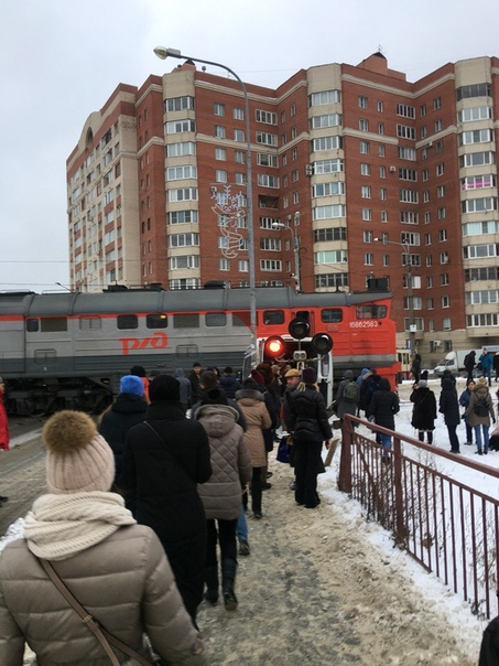 Водитель маршрутки думал, что успеет проскочить перед поездом. Случай произошел вчера в Кудрово. Водитель