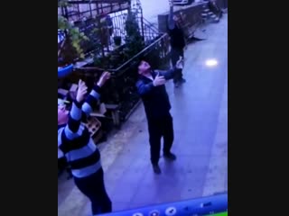 Прохожие в Махачкале поймали девочку, которая выпала из окна пятого этажа